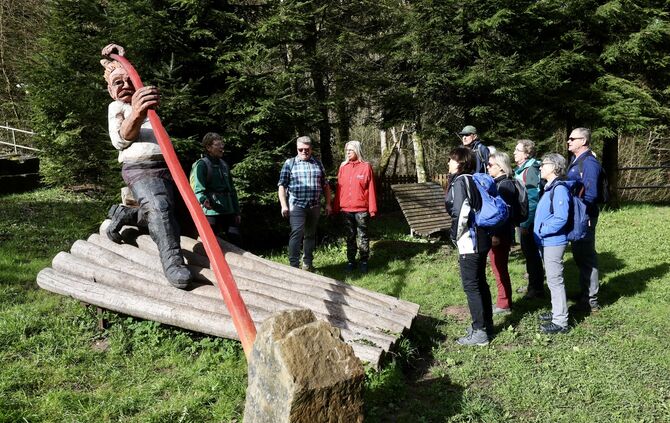Eine Holzskulptur am Laufenmühle-Viadukt erinnert an die Zeit der Flößerei im Wieslauftal. (Archivbild)