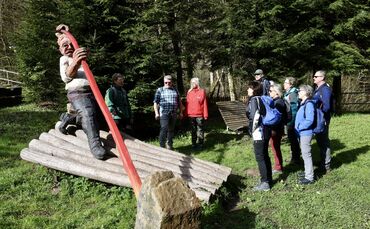 Eine Holzskulptur am Laufenmühle-Viadukt erinnert an die Zeit der Flößerei im Wieslauftal. (Archivbild)