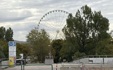 Das größte reisende Riesenrad der Welt steht auf dem Volksfest.
