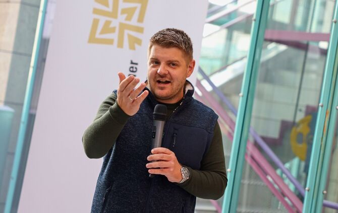 Benedikt Paulowitsch, Bürgermeister der Gemeinde Kernen, bei der Eröffnung der Ausstellung.