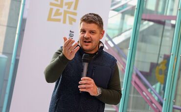 Benedikt Paulowitsch, Bürgermeister der Gemeinde Kernen, bei der Eröffnung der Ausstellung.