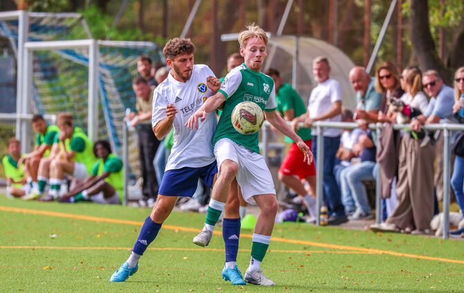 Marco Angelo Caniglia (links) und der TSV Schmiden hatten gegen den TSV Nellmersbach um Luca Keyerleber die Nase vorn.