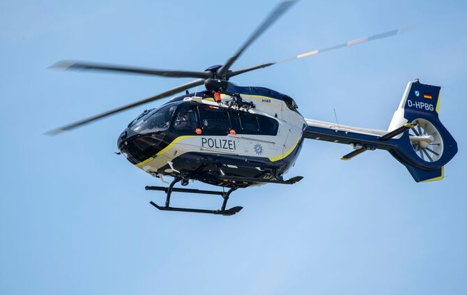 Per Hubschrauber wurde der tote 22-Jährige geborgen. (Symbolbild)