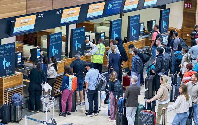 Flughafen BER mit wartenden Fluggästen