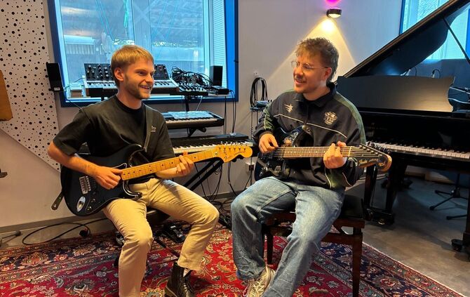 Tom und Julius (r.) im Studio von Werner Vier Bayer.