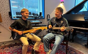 Tom und Julius (r.) im Studio von Werner Vier Bayer.