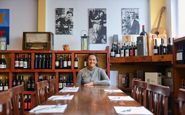 Patrizia Grasso in ihrer Fellbacher Trattoria "DaPatrizia". Es ist ihr drittes Baby, sagt die 51-Jährige.