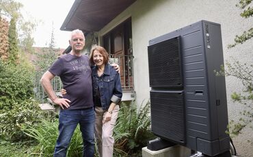 Ehepaar Reiss neben der Wärmepumpe am Wohnhaus in Waiblingen.