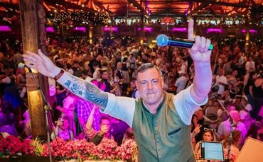 Vom Hotel-Clubentertainment auf die Wasen-Bühne: DJ & Entertainer Thommy sorgt für Stimmung in der Almhütte Royal.