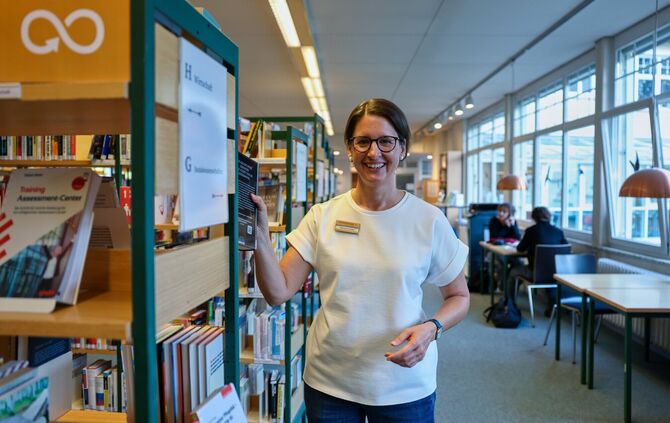 Büchereileiterin Marianne Seidel kann derzeit, einige Käufe dank einer Spende ausgenommen, keine Medien neu anschaffen.