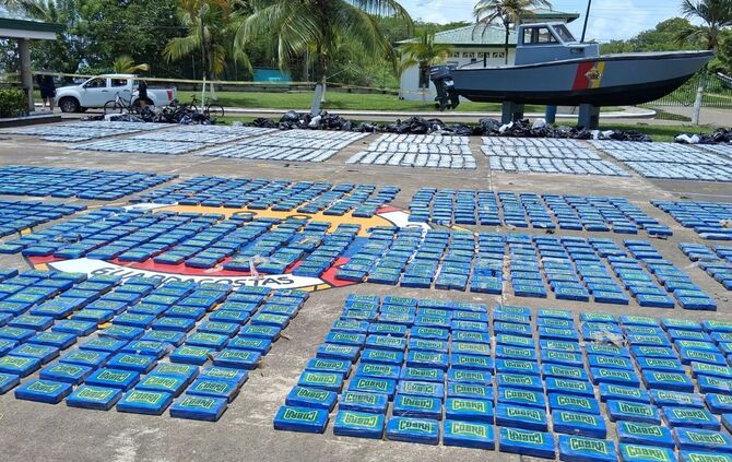 Kolumbiens Marine beschlagnahmt fast fünf Tonnen Kokain