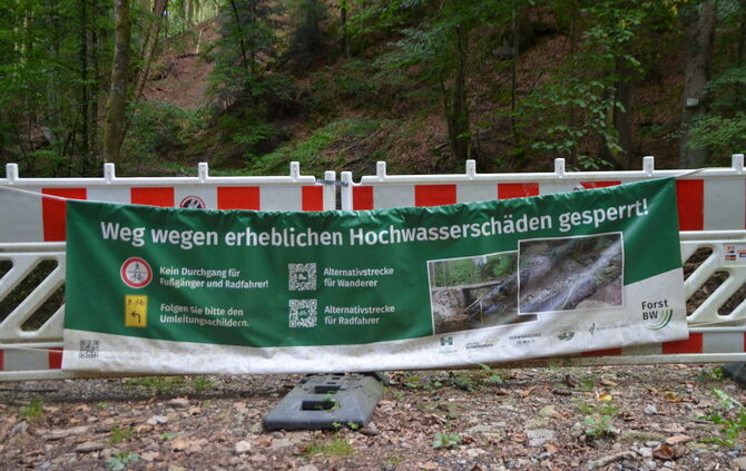 Absperrung vor der Kluft, an der die Brücke fehlt.