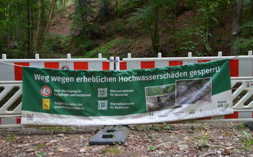 Absperrung vor der Kluft, an der die Brücke fehlt.