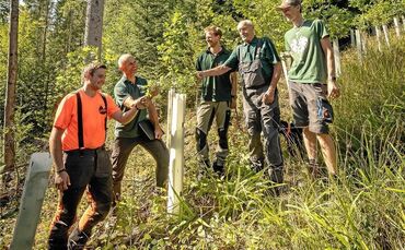 Tobias Wieland (von links), Jürgen Baumann, Paul Bek, Rudolf Wieland und John Wieland freuen sich darüber, dass es auf dem Walds