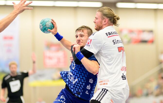Simone Mengon (mit Ball, hier gegen den Erlanger Maciej Gebala) bleibt dem TVB treu.