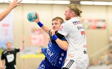 Simone Mengon (mit Ball, hier gegen den Erlanger Maciej Gebala) bleibt dem TVB treu.