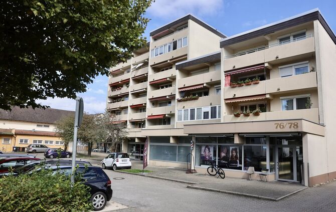 In einem Mehrfamilienhaus in Plüderhausen sind bei einem Wohnungsbrand zwei Menschen gestorben.