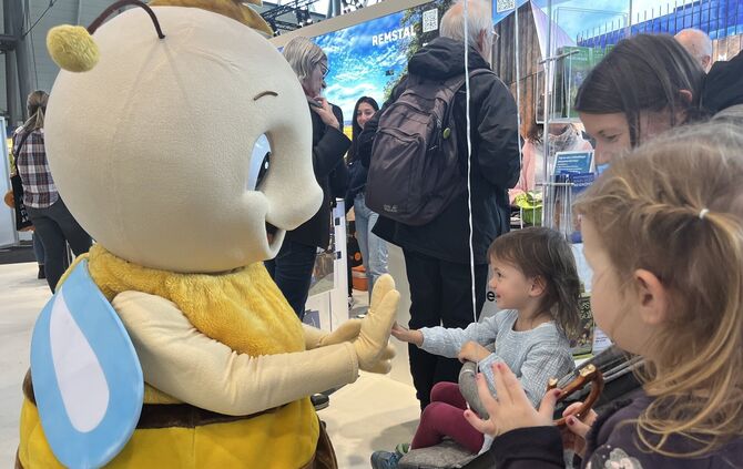 Das Maskottchen Remsi tritt – wie hier auf der CMT – auch auf dem Cannstatter Wasen auf.