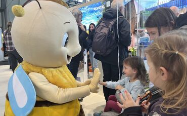 Das Maskottchen Remsi tritt – wie hier auf der CMT – auch auf dem Cannstatter Wasen auf.