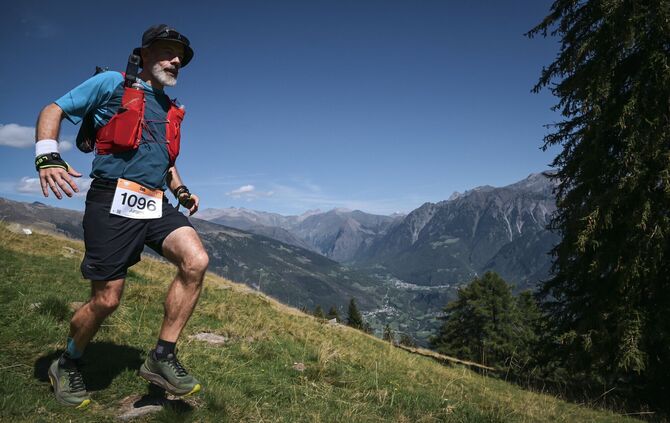 Die fünfte Etappe des 246 Kilometer langen Transalpine Run führte von Olivone nach Biasca. Hier ist Jürgen Weinrauch am Fuße des