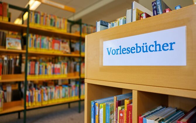Dass Kindern vorgelesen wird, ist aus Sicht von Marianne Seidel, Bücherei Leiterin, sehr wichtig. In der Stadtbücherei stehen da