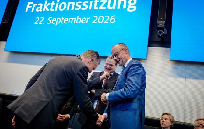 Der Kanzler kam gut gelaunt in die Sitzung der Bundestagsfraktion und wurde vom Vorsitzenden freundlich begrüßt.