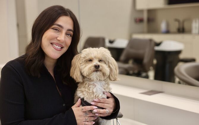 Friseurmeisterin Derya Fazio mit ihrem Hund Mogli - er darf im Salon nicht fehlen.