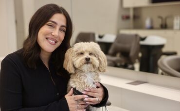 Friseurmeisterin Derya Fazio mit ihrem Hund Mogli - er darf im Salon nicht fehlen.