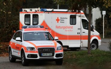 Der 60-jährige Arbeiter wurde mit leichten Verletzungen ins Krankenhaus gebracht. (Symbolfoto)