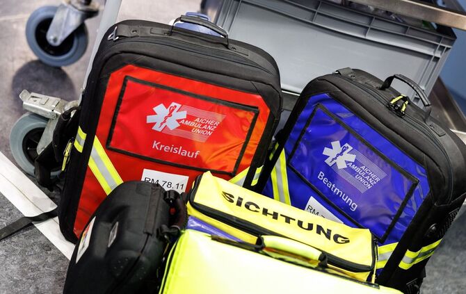 Nach zwei Bedienungen als Ersthelferinnen übernahm der Rettungsdienst die Versorgung des 78-Jährigen. (Symbolbild)