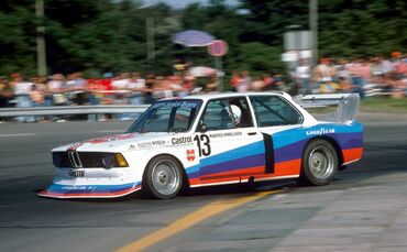 Manfred (Bibi) Winkelhock 1977 im BMW 320i Gruppe 5 auf dem Norisring in Nürnberg.