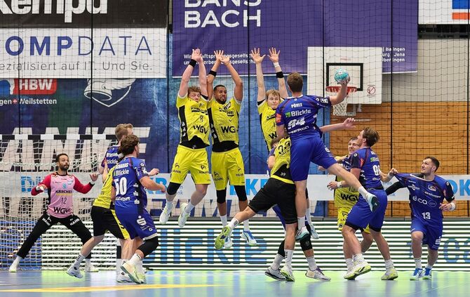 Die neuformierte TVB-Abwehr bestand in Balingen ihre Feuertaufe. Hier steigen (von links) Max Heydecke, Philipp Ahouansou und Li