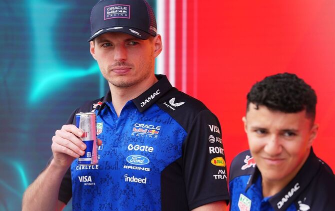 Max Verstappen und Isack Hadjar (r)
