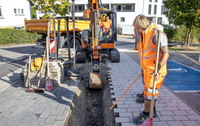 Nein, hier ist keine weitere Glasfaserbaustelle. Die Syna investiert ins Stromnetz.