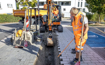 Nein, hier ist keine weitere Glasfaserbaustelle. Die Syna investiert ins Stromnetz.