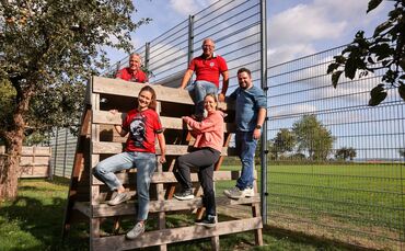Helfer und Organisatoren vom SV beim Hindernistest. Hinten: Bernd Hörsch (l.) und Alexander Roser. Vorne, v. l.: Natalie Hörner,