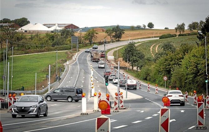 Der Verkehr an der Krähenbachkreuzung läuft nach den Ausbauarbeiten jetzt wieder problemlos. Jetzt hakt's dafür gleich nebenan.