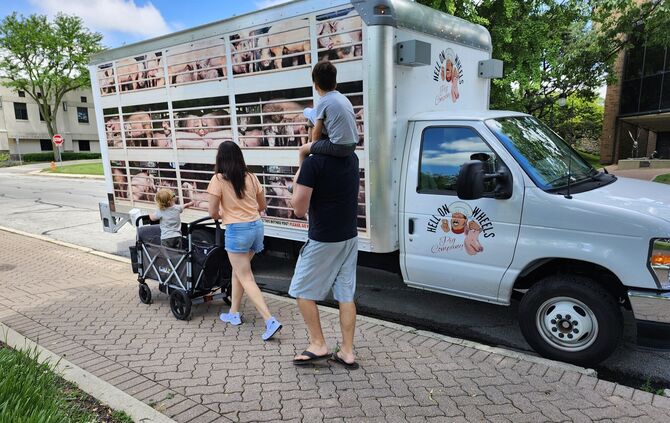 Mit diesem Truck möchte Peta in Stuttgart auf das Tierleid in der Fleischindustrie aufmerksam machen.