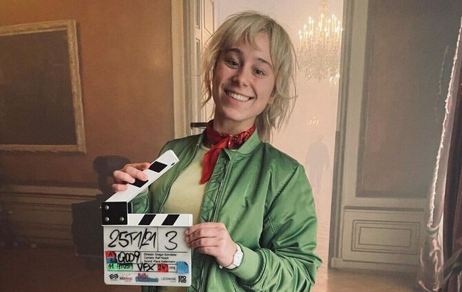 Lilly Felchle mit Perücke am Set für den Kinofilm "Bibi Blocksberg - Die total verhexte Zeitreise".