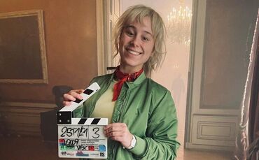 Lilly Felchle mit Perücke am Set für den Kinofilm "Bibi Blocksberg - Die total verhexte Zeitreise".