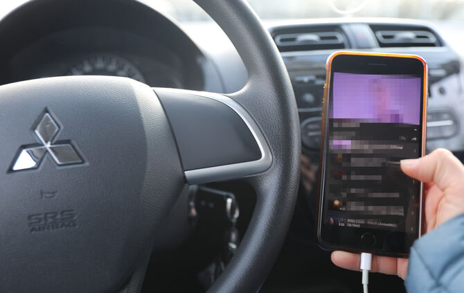 Ein kurzer Blick aufs Handy am Steuer, um das Navi einzustellen oder Musik anzumachen, kann bestraft werden (Symbolbild).