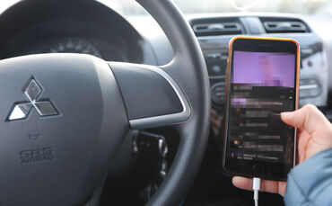 Ein kurzer Blick aufs Handy am Steuer, um das Navi einzustellen oder Musik anzumachen, kann bestraft werden (Symbolbild).