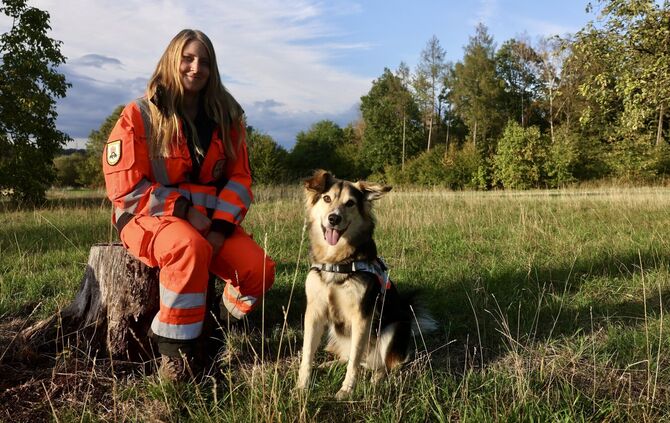 Rettungshund Lotte mit ihrer Führerin Ann-Marie Schmidt.