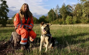 Rettungshund Lotte mit ihrer Führerin Ann-Marie Schmidt.
