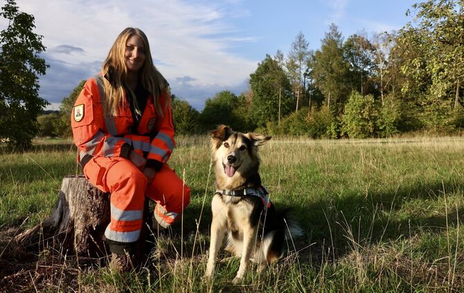 Rettungshund Lotte mit ihrer Führerin Ann-Marie Schmidt.