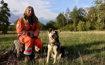 Rettungshund Lotte mit ihrer Führerin Ann-Marie Schmidt.