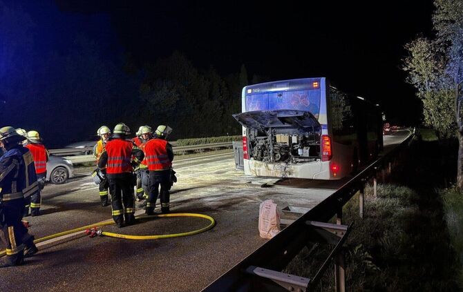 Auf der B29 zwischen Schorndorf West und Winterbach hat ein Bus gebrannt, im Einsatz ist die Feuerwehr Winterbach.