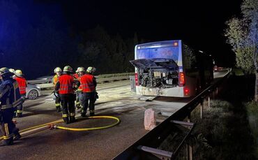 Auf der B29 zwischen Schorndorf West und Winterbach hat ein Bus gebrannt, im Einsatz ist die Feuerwehr Winterbach.