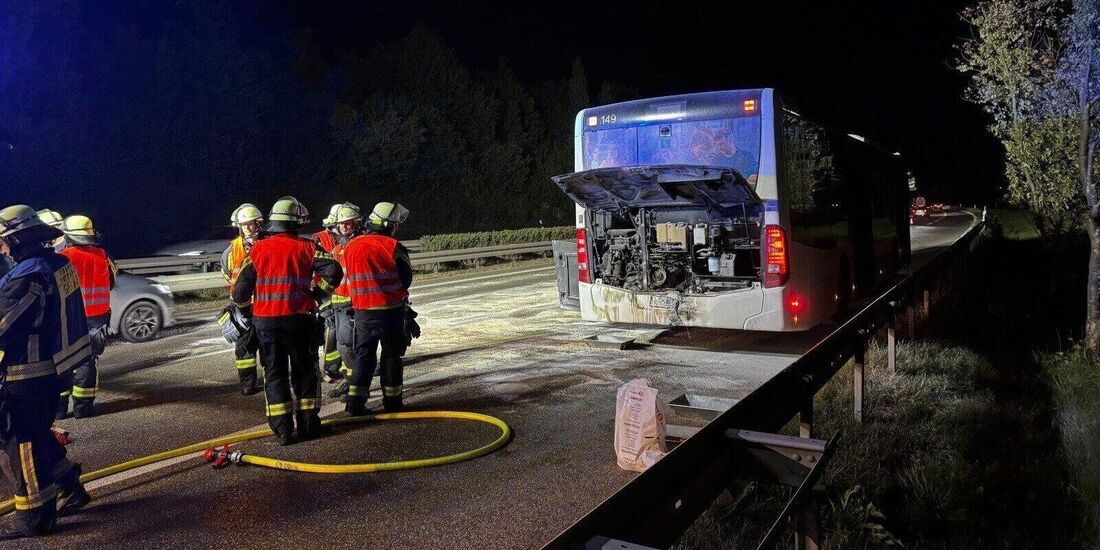 Auf der B29 zwischen Schorndorf West und Winterbach hat ein Bus gebrannt, im Einsatz ist die Feuerwehr Winterbach.