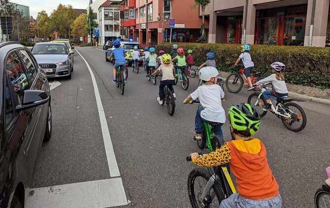 In Stuttgart hat sich die Kidical Mass schon bewährt: Junge Radfahrerinnen und Radfahrer durchqueren Stuttgart-Vaihingen.
